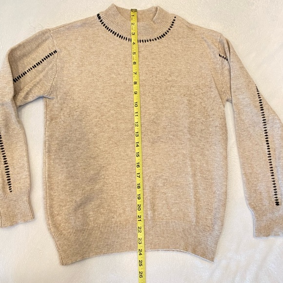 R D Style sweater with black thread detail - Picture 5 of 8